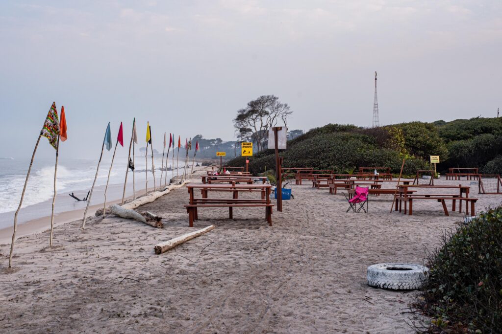 Plage aménagée en bord d'océan