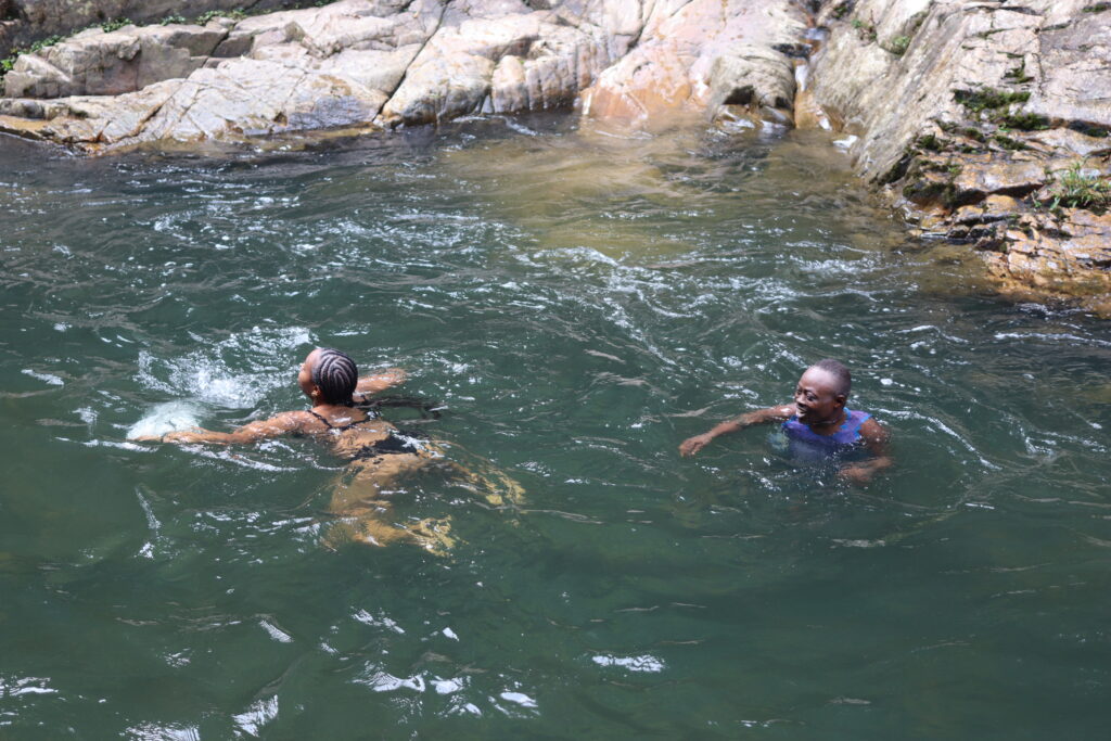 Baignade dans une vasque de rivière